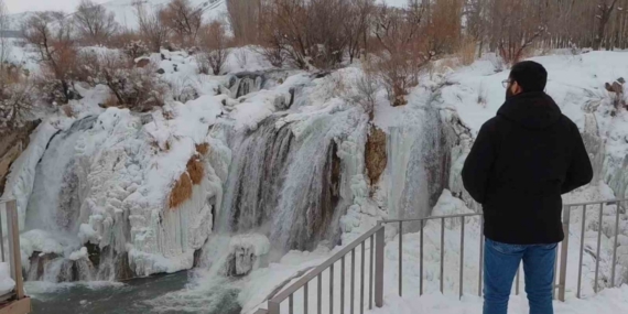 Muradiye Şelalesi eksi 12 derecede buz tuttu