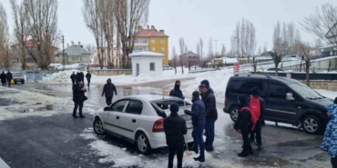 Muş’ta çatıdan düşen kar kütlesi otomobilde hasara yol açtı