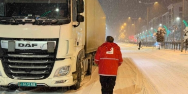 Muş’ta kar ve tipi: Yolda mahsur kalan vatandaşların imdadına Kızılay yetişti