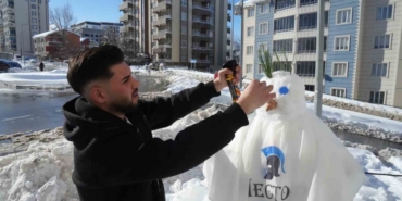 Muş’ta karı eğlenceye dönüştüren berberler, kardan adamı tıraş etti