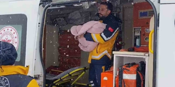 Muş’ta yolcu otobüsü kayarak yoldan çıktı