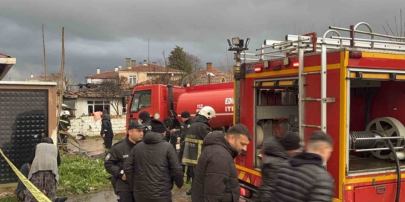 Müstakil ev alevlere teslim oldu: Yanan evini gözyaşları içinde izledi