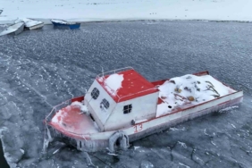 Nazik Gölü kısmen dondu, balıkçı tekneleri buzlar arasında kaldı