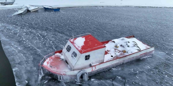 Nazik Gölü kısmen dondu, balıkçı tekneleri buzlar arasında kaldı