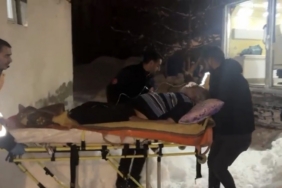 Nefes darlığı yaşayan hasta karla kaplı köyden paletli ambulansla kurtarıldı