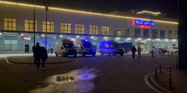 Okul bahçesinde babası darbedilen, kendisi de bıçaklanan çocuk hastaneye kaldırıldı