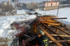 Okulda sobadan çıkan kıvılcım çatıyı tutuşturdu