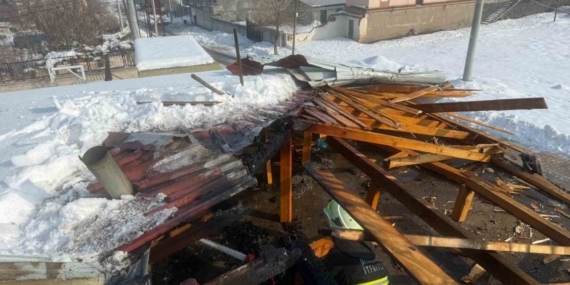 Okulda sobadan çıkan kıvılcım çatıyı tutuşturdu