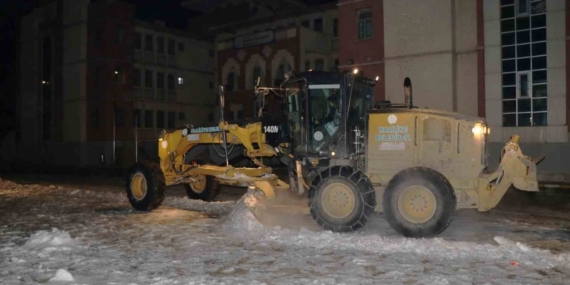 Okullarda kar temizliği yapılıyor