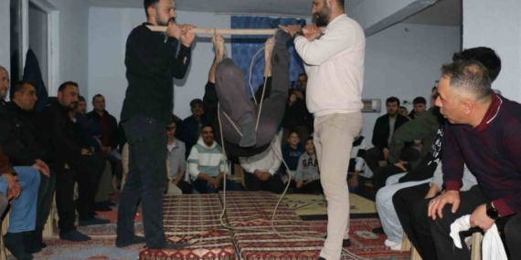 Onlarca köylü bir araya geldi, geleneksel orta oyunları kahkahaya boğdu