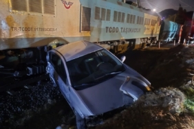 Osmaniye’de hemzemin geçitte tren ile otomobil çarpıştı