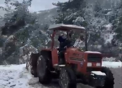 Osmaniye’de kapanan köy yollarını muhtar kendi imkanlarıyla açıyor
