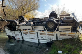 Osmaniye’de turp yüklü kamyon dereye devrildi
