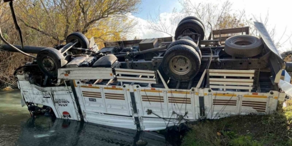 Osmaniye’de turp yüklü kamyon dereye devrildi