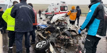 Otobüs otomobili kağıt gibi ezdi: 3 ölü, 1 yaralı