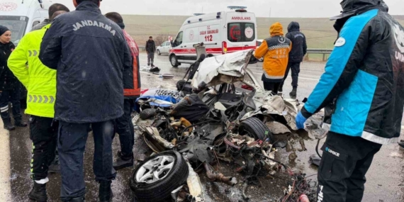 Otobüs otomobili kağıt gibi ezdi: 3 ölü, 1 yaralı