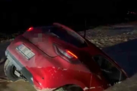 Otomobil bataklığa saplandı, sürücü son anda kurtuldu