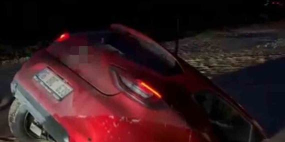 Otomobil bataklığa saplandı, sürücü son anda kurtuldu