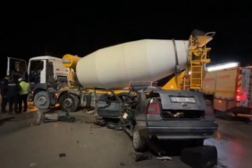 Otomobil beton mikserine çarptı: 1 yaralı