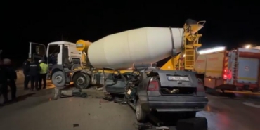 Otomobil beton mikserine çarptı: 1 yaralı