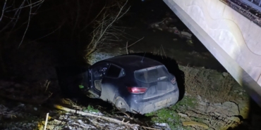 Otomobil dereye uçtu, sürücü yaralandı