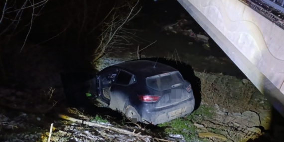 Otomobil dereye uçtu, sürücü yaralandı