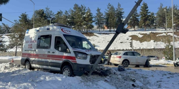 Otomobil ile ambulans çarpıştı: 2 yaralı