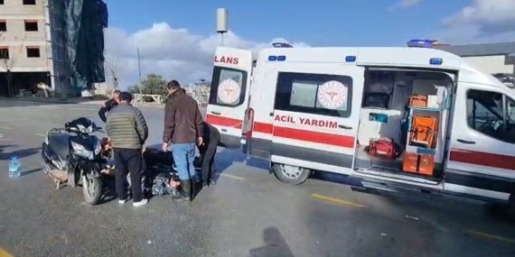 Otomobil ile çarpışan motosiklet sürücüsünün bacağı kırıldı