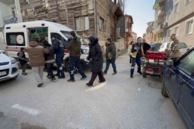 Otomobil ile çarpışan motosiklette kadın sürücü ile yanındaki 2 çocuk yaralandı