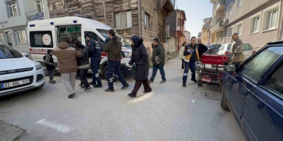 Otomobil ile çarpışan motosiklette kadın sürücü ile yanındaki 2 çocuk yaralandı