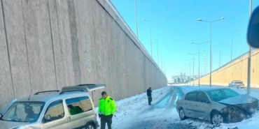 Otomobil ile hafif ticari araç çarpıştı: 3 yaralı