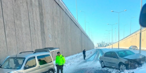 Otomobil ile hafif ticari araç çarpıştı: 3 yaralı