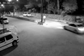 Otomobilin çarptığı motosikletli ve yolcusu metrelerce savruldu