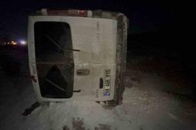 Otomobille çarpışan minibüs şarampole takla attı: 2 yaralı