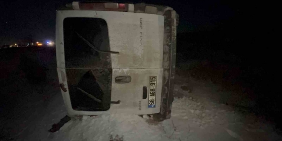 Otomobille çarpışan minibüs şarampole takla attı: 2 yaralı