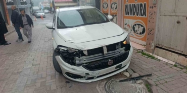 Otomobille motosikletin çarpışma anı kamerada: 1 yaralı
