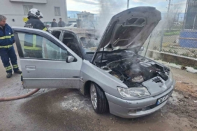 Park halindeki araç yanarak hurdaya döndü