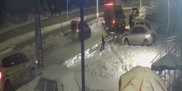 Park halindeki araçlara çarpıp kaçtı: o anlar kamerada