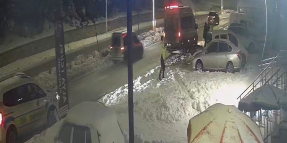 Park halindeki araçlara çarpıp kaçtı: o anlar kamerada