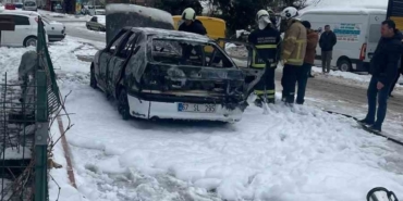 Park halindeki otomobil alev alev yandı
