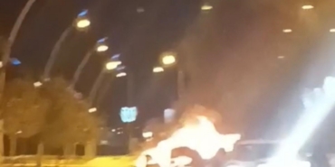 Park halindeki otomobil alev topuna döndü