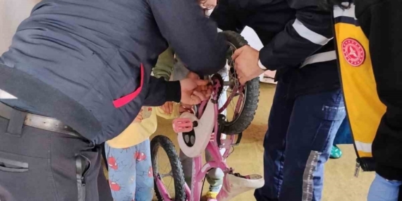 Parmağı bisiklet zincirine sıkışan çocuğu itfaiye kurtardı