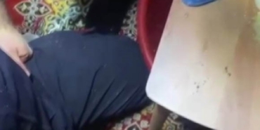 Parmağını kombi borusuna sıkıştırdı