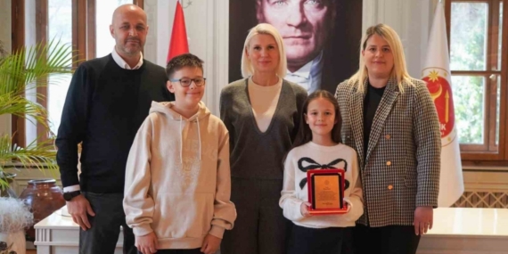 Piyano Festivali ve Yarışması’nda dereceye giren genç piyanist ödüllendirildi