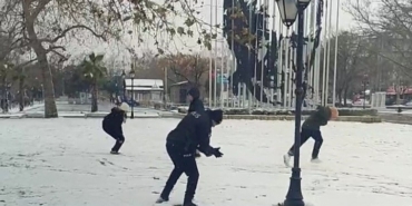 Polis ve çocuklardan kartopu keyfi