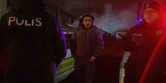 Polisi görünce kaldırıma çıkan alkollü sürücü polis ekiplerin dikkati sayesinde yakalandı