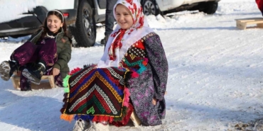 Poşet ve leğenle kayıyorlardı, kızak hediyesi türkü yaktırdı