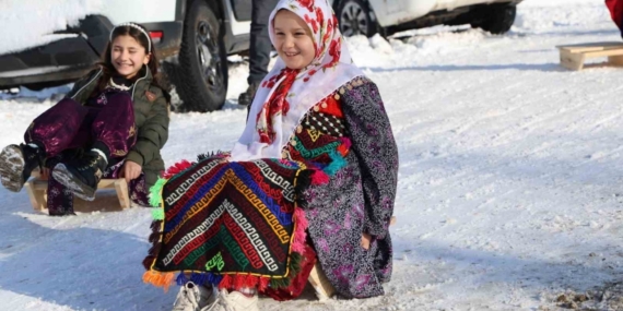 Poşet ve leğenle kayıyorlardı, kızak hediyesi türkü yaktırdı