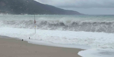 Sağanak yağış, Ölüdeniz’in rengini değiştirdi