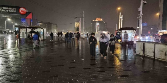Sağanak yağışın etkili olduğu Taksim’de şimşekler geceyi aydınlattı